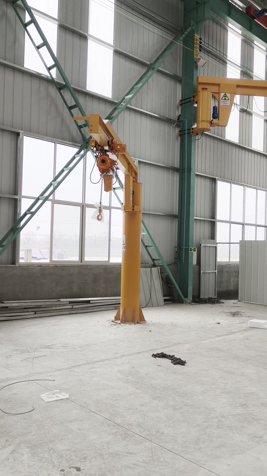 悬臂吊与单梁起重机现场操作展示